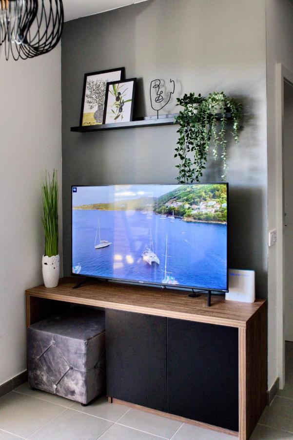 Beautiful Two-Bedroom Seaside Apartment In Premantura Extérieur photo